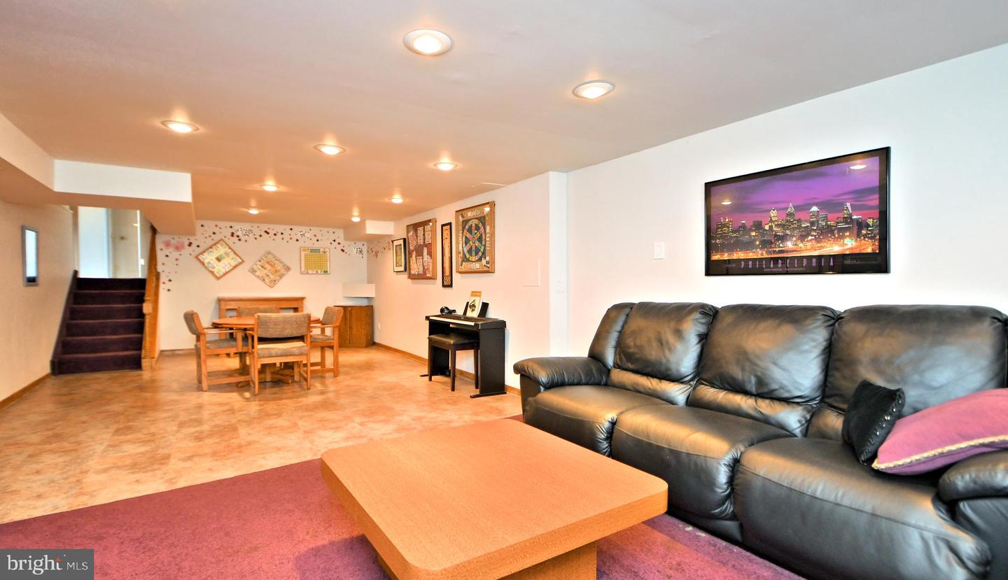 931 Edgewood LANE