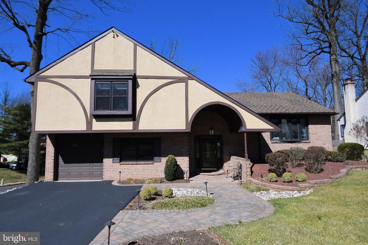 931 Edgewood LANE