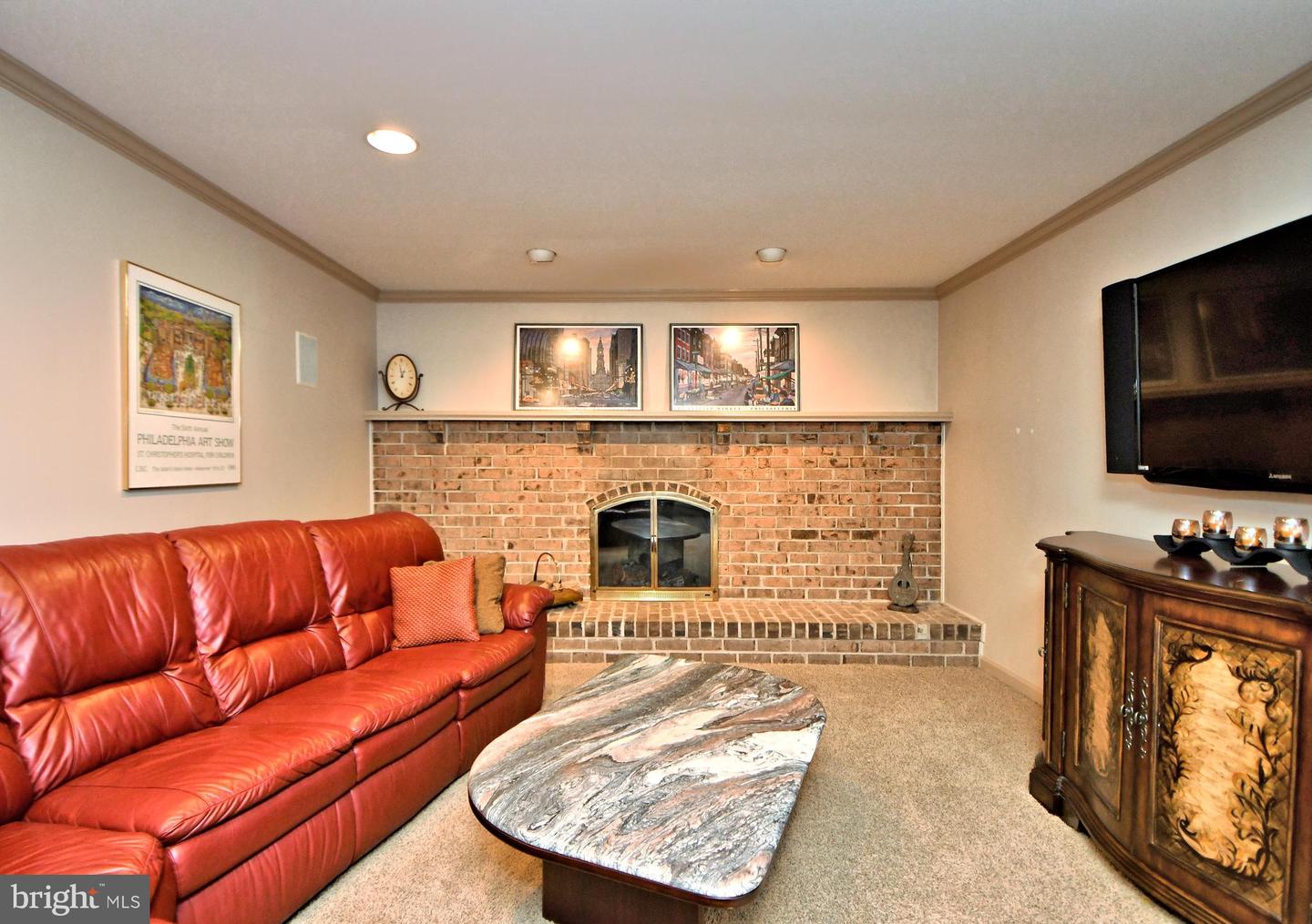 931 Edgewood LANE