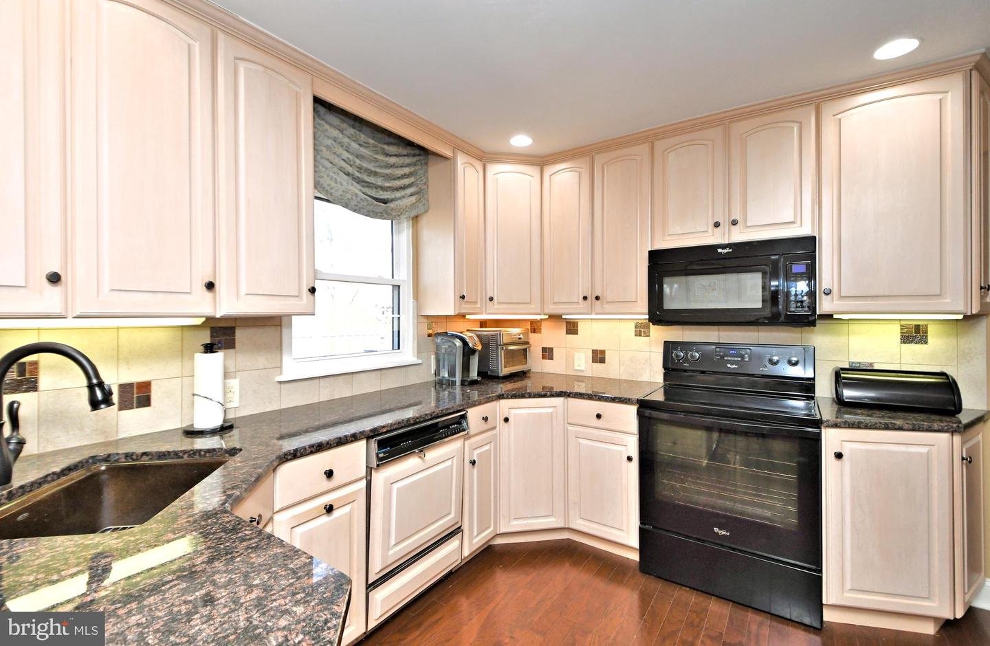931 Edgewood LANE