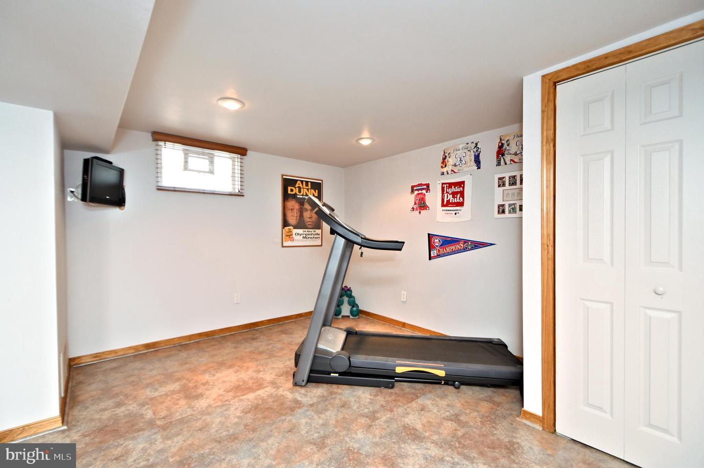 931 Edgewood LANE