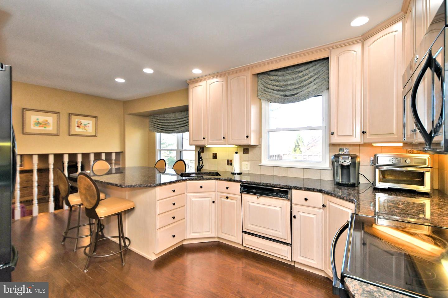 931 Edgewood LANE