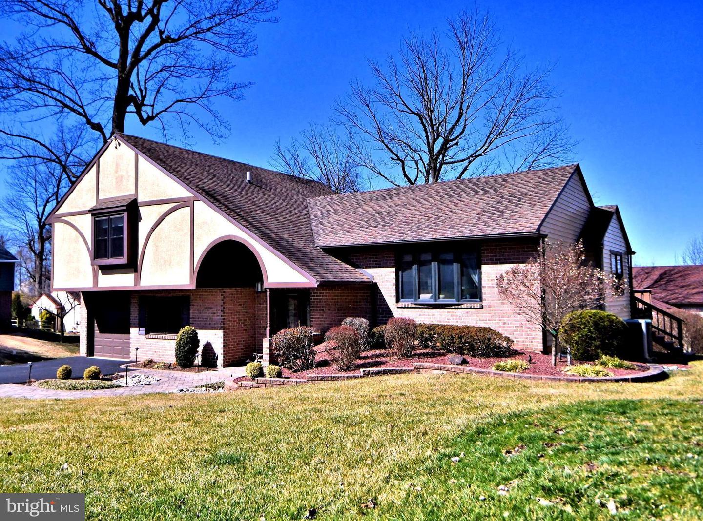 931 Edgewood LANE