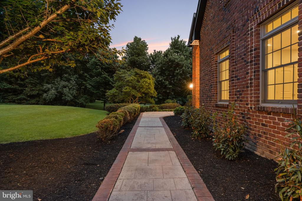 102 PICKWICK DRIVE