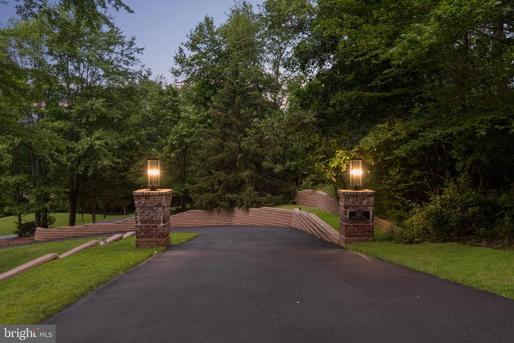 102 PICKWICK DRIVE