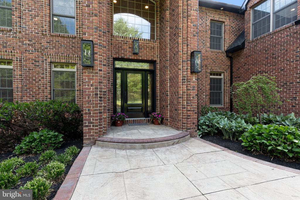 102 PICKWICK DRIVE