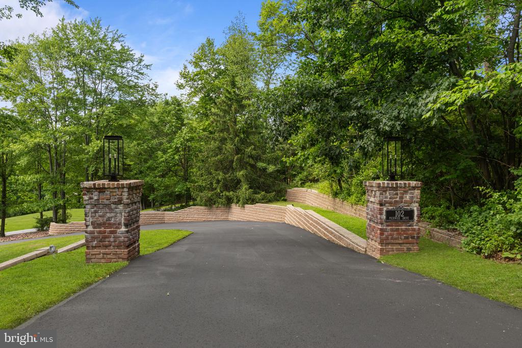 102 PICKWICK DRIVE