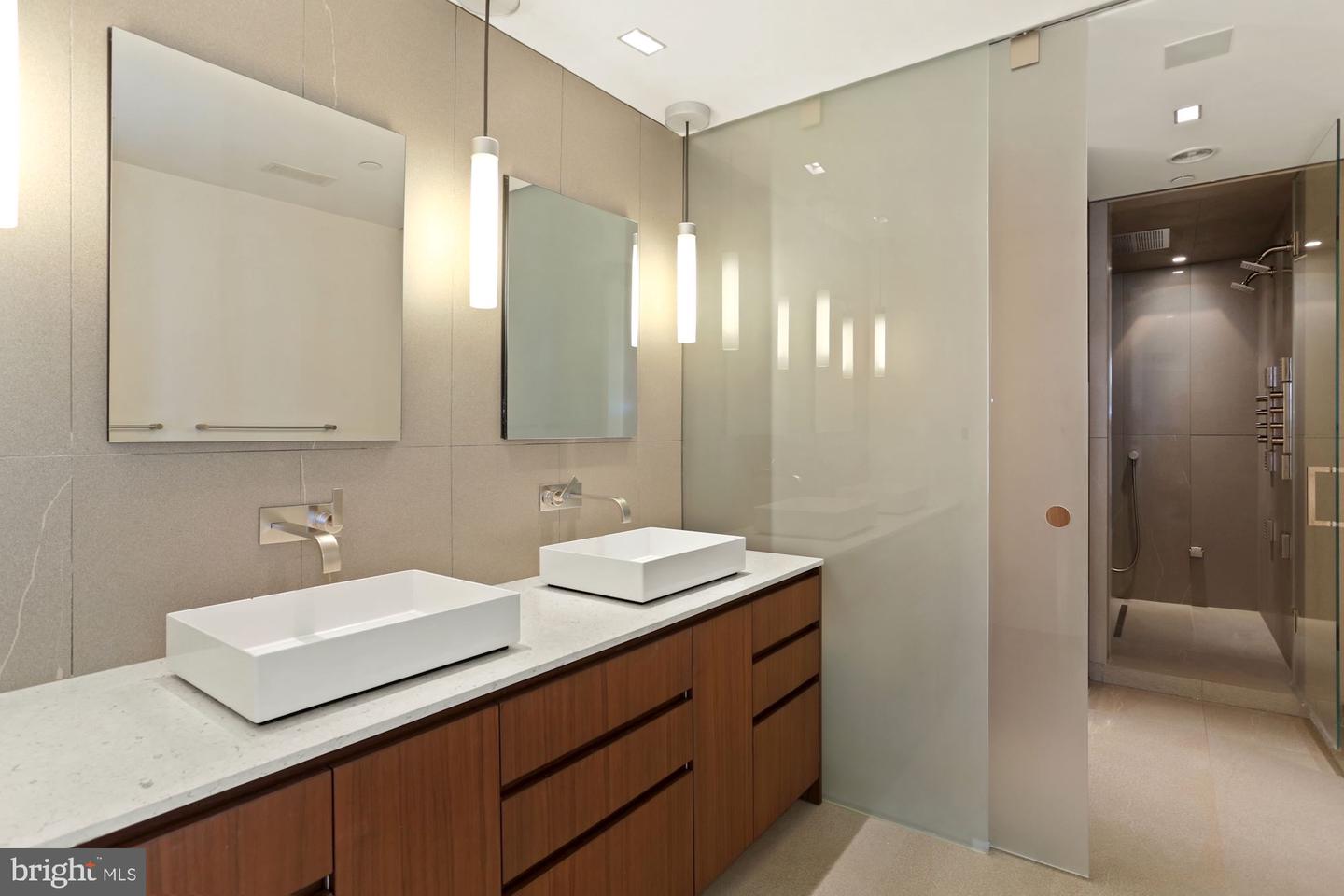 1615 N Queen STREET Unit: M606