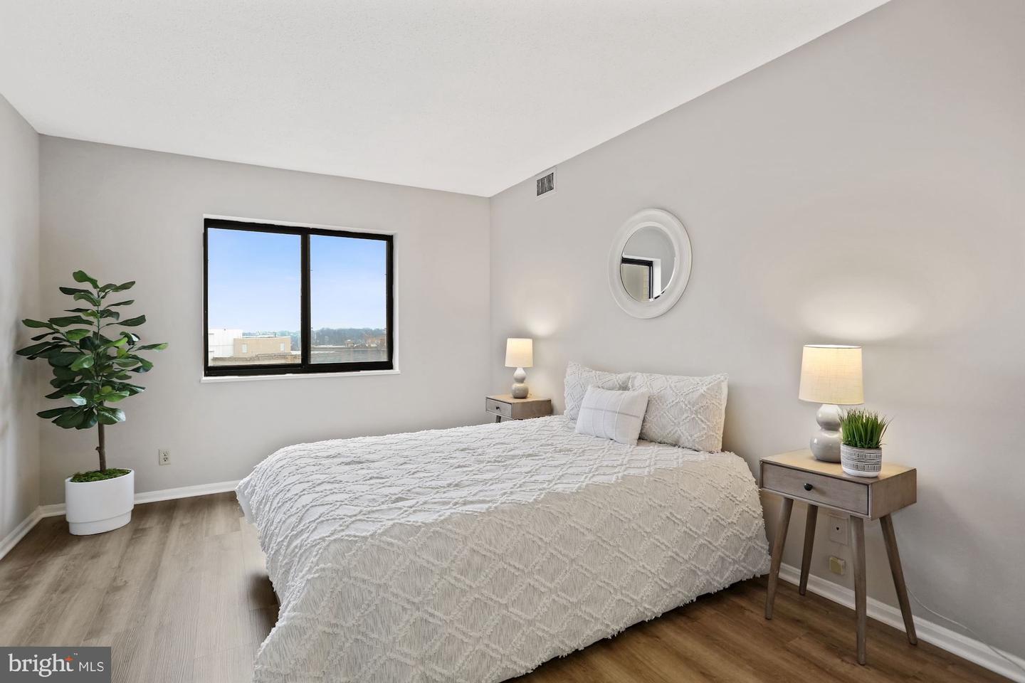 900 N Stafford STREET Unit: 1215