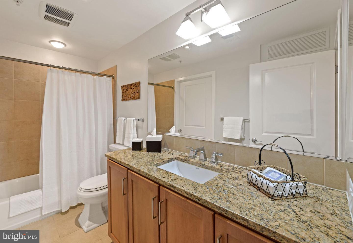 888 N Quincy STREET Unit: 305