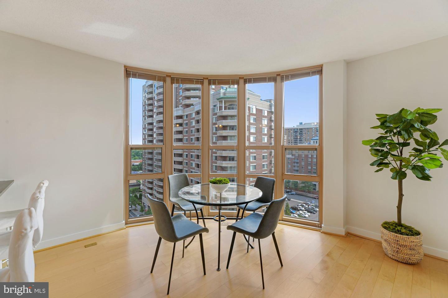 888 N Quincy STREET Unit: 1102
