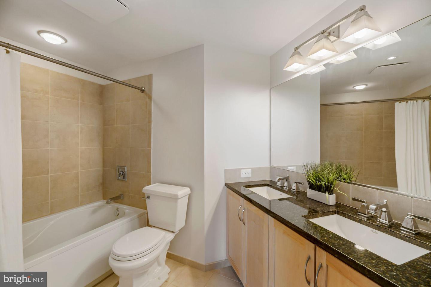 888 N Quincy STREET Unit: 1102