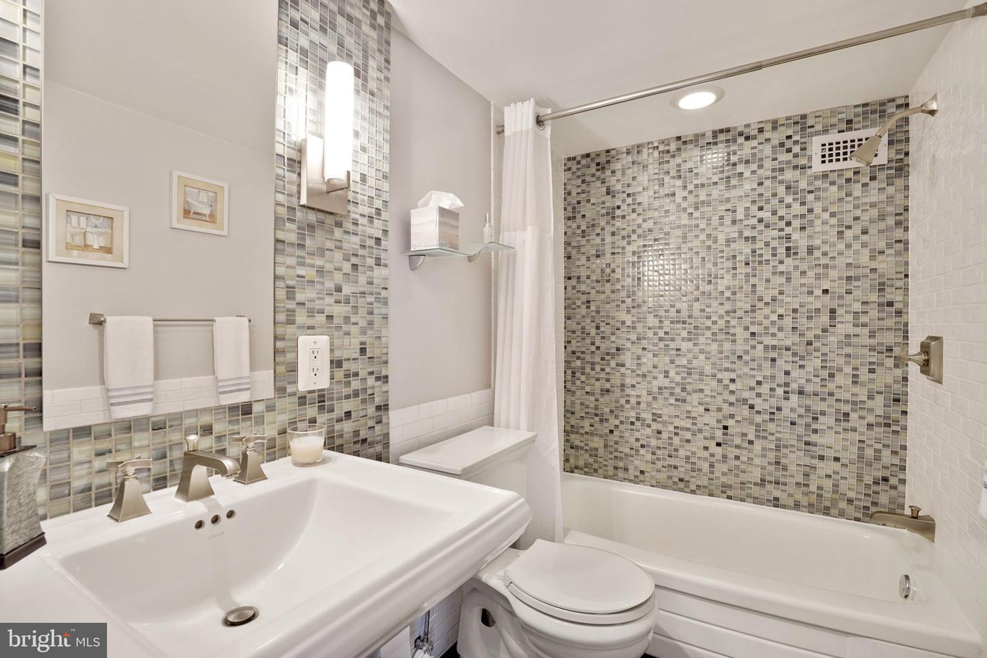 1300 Army Navy DRIVE Unit: 822