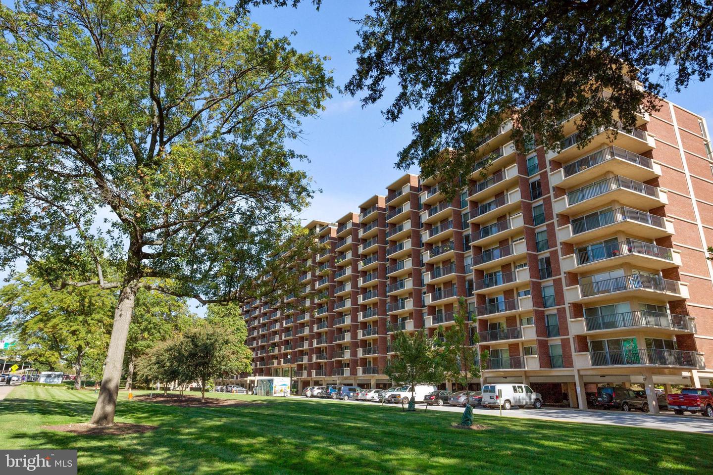 1300 Army Navy DRIVE Unit: 822