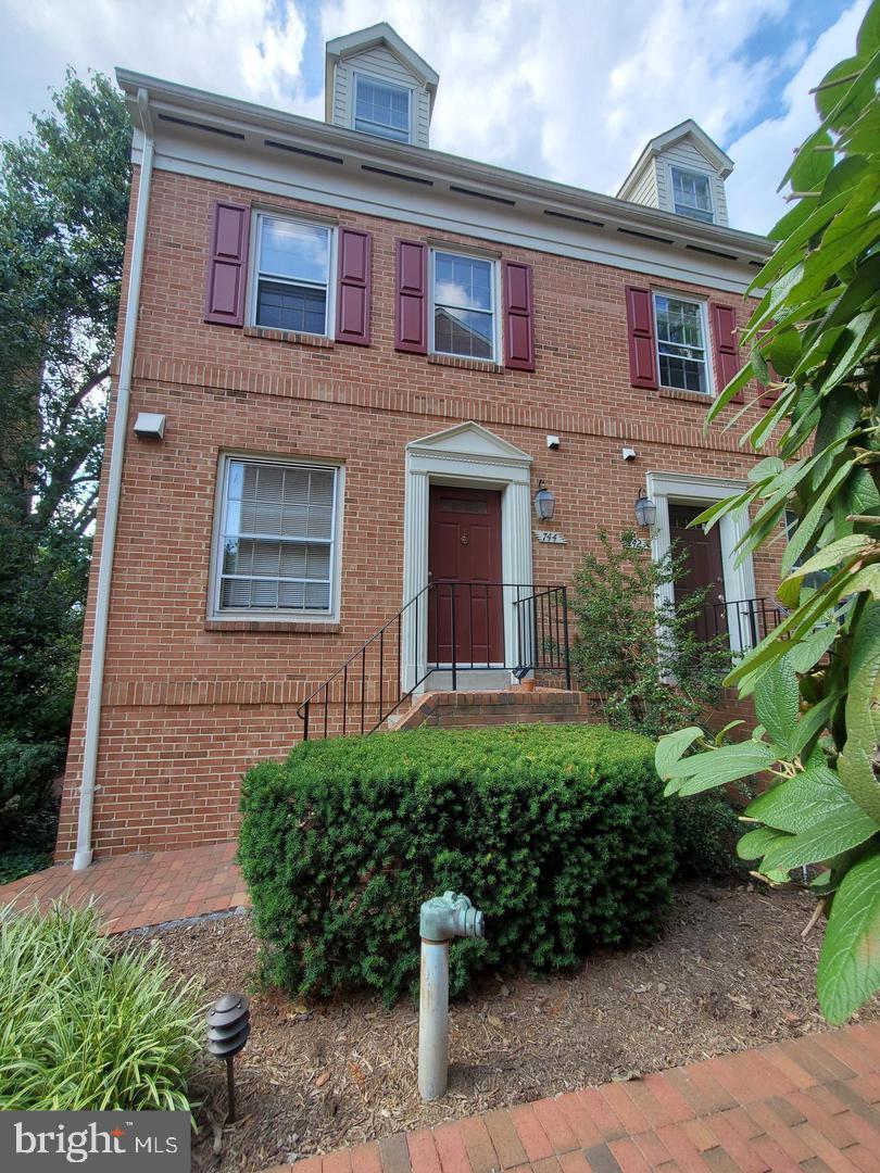 744 N Vermont STREET