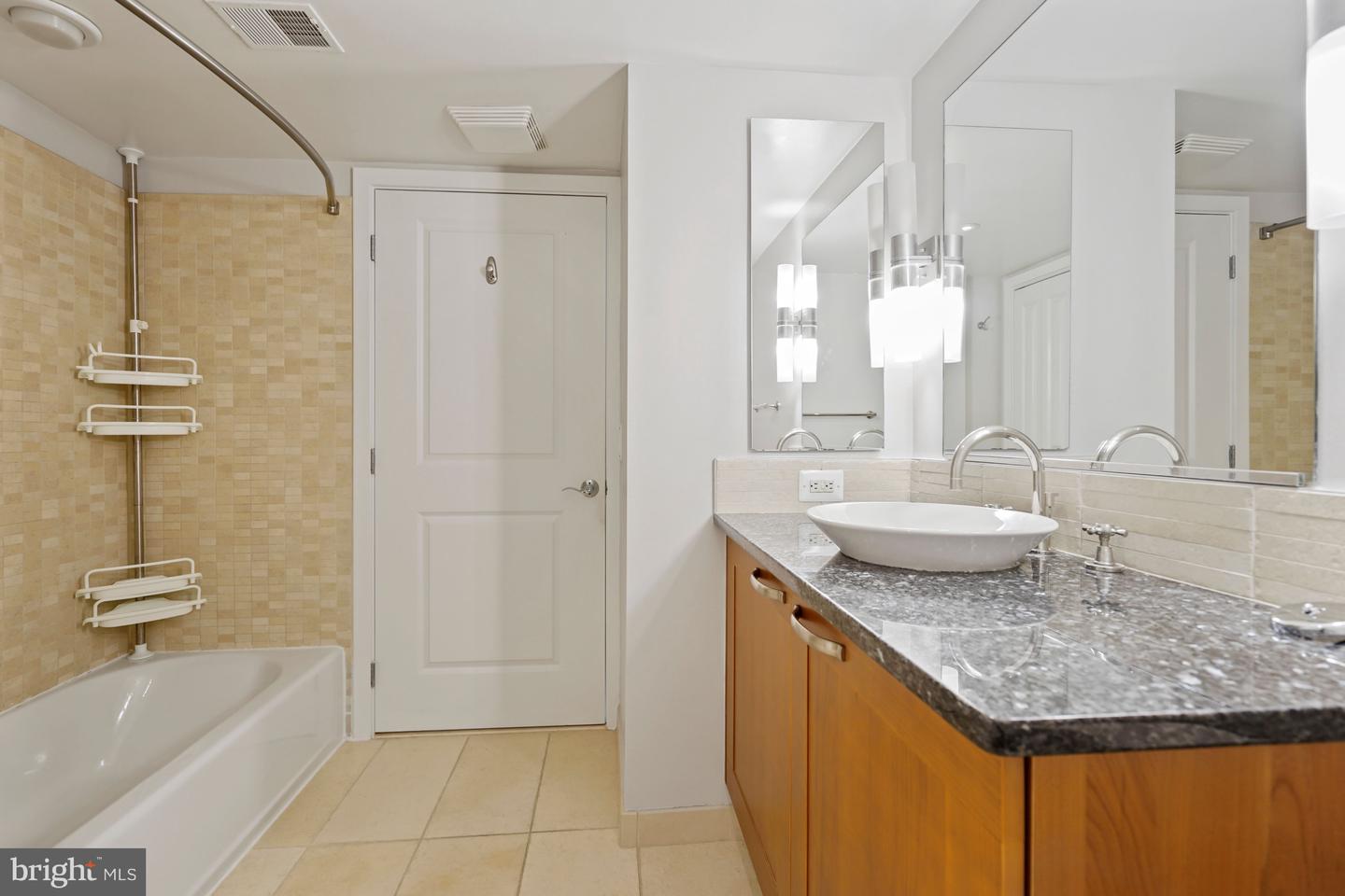 888 N Quincy STREET Unit: 2010