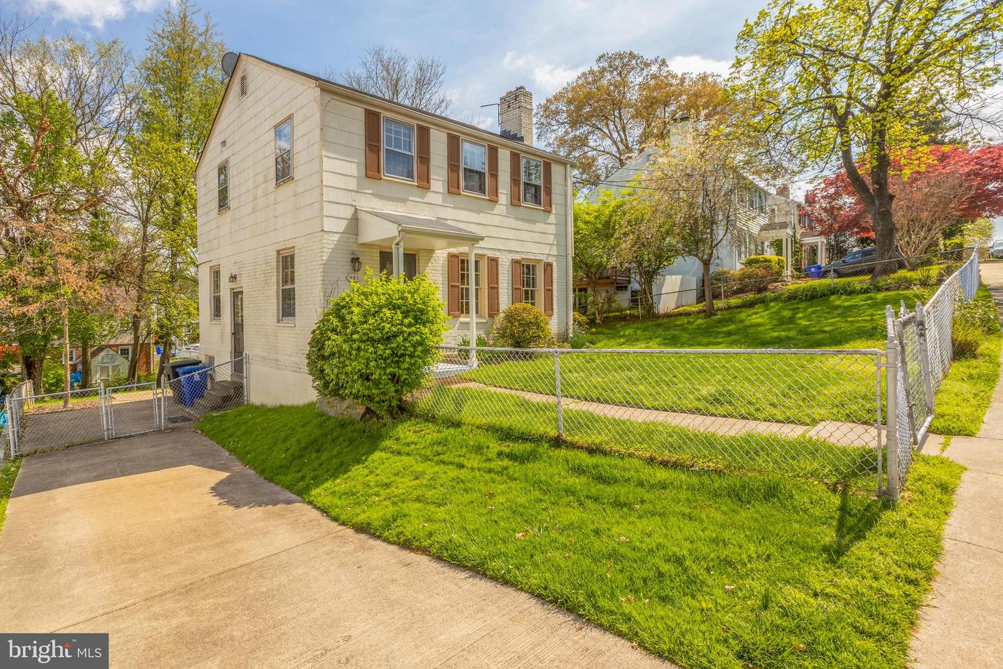 981 Patrick Henry DRIVE