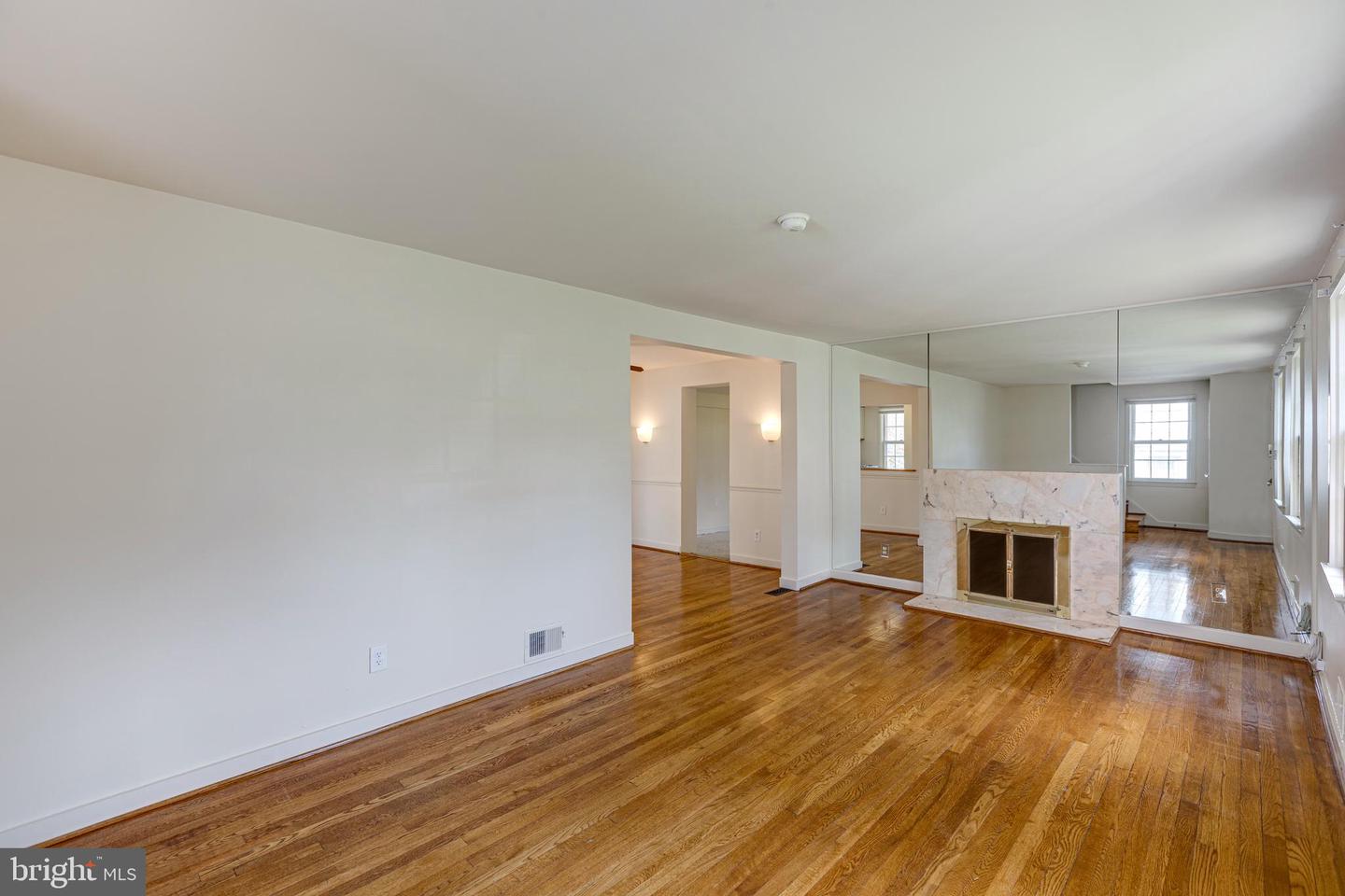 981 Patrick Henry DRIVE