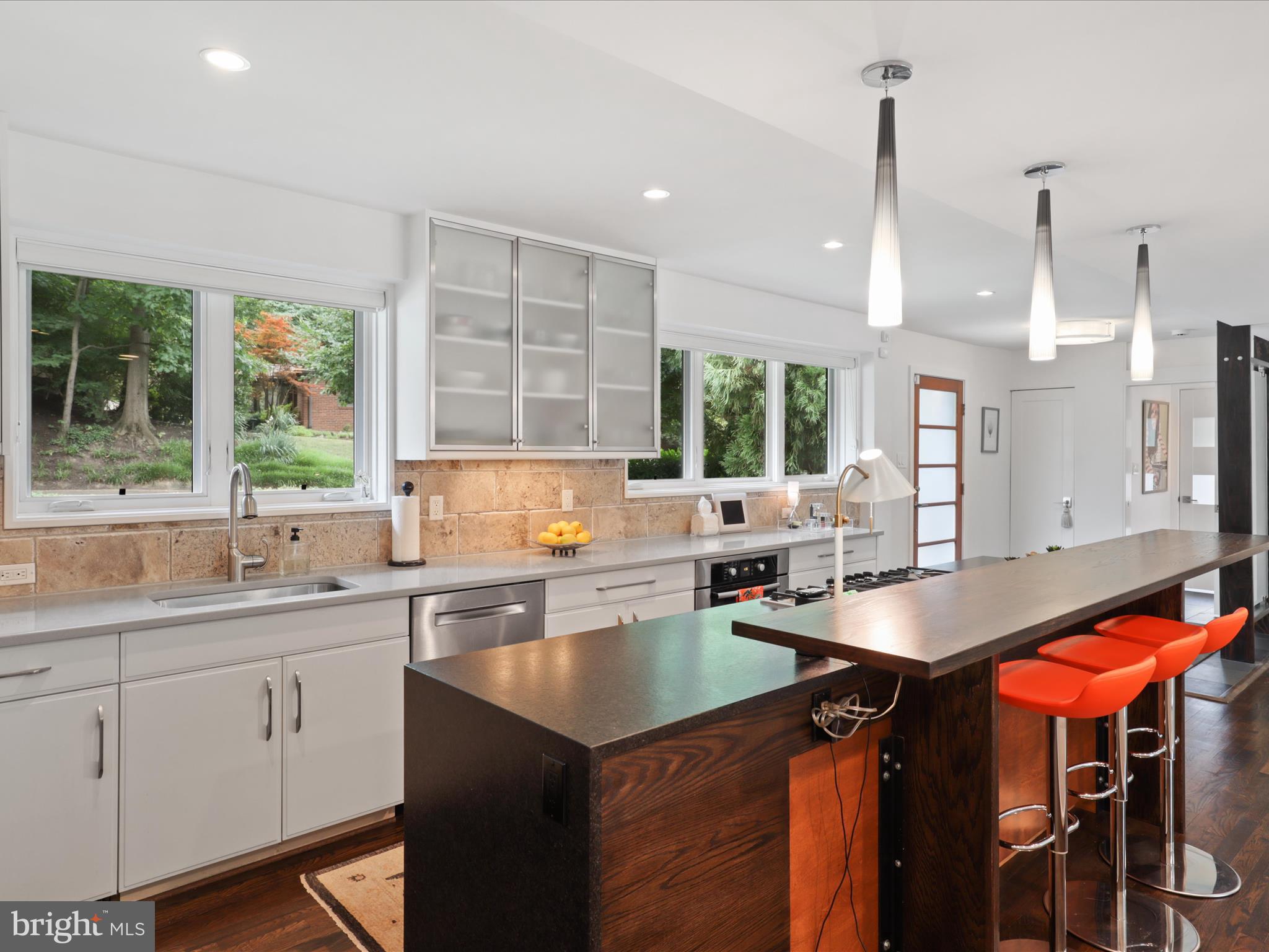 3033 N OAKLAND STREET