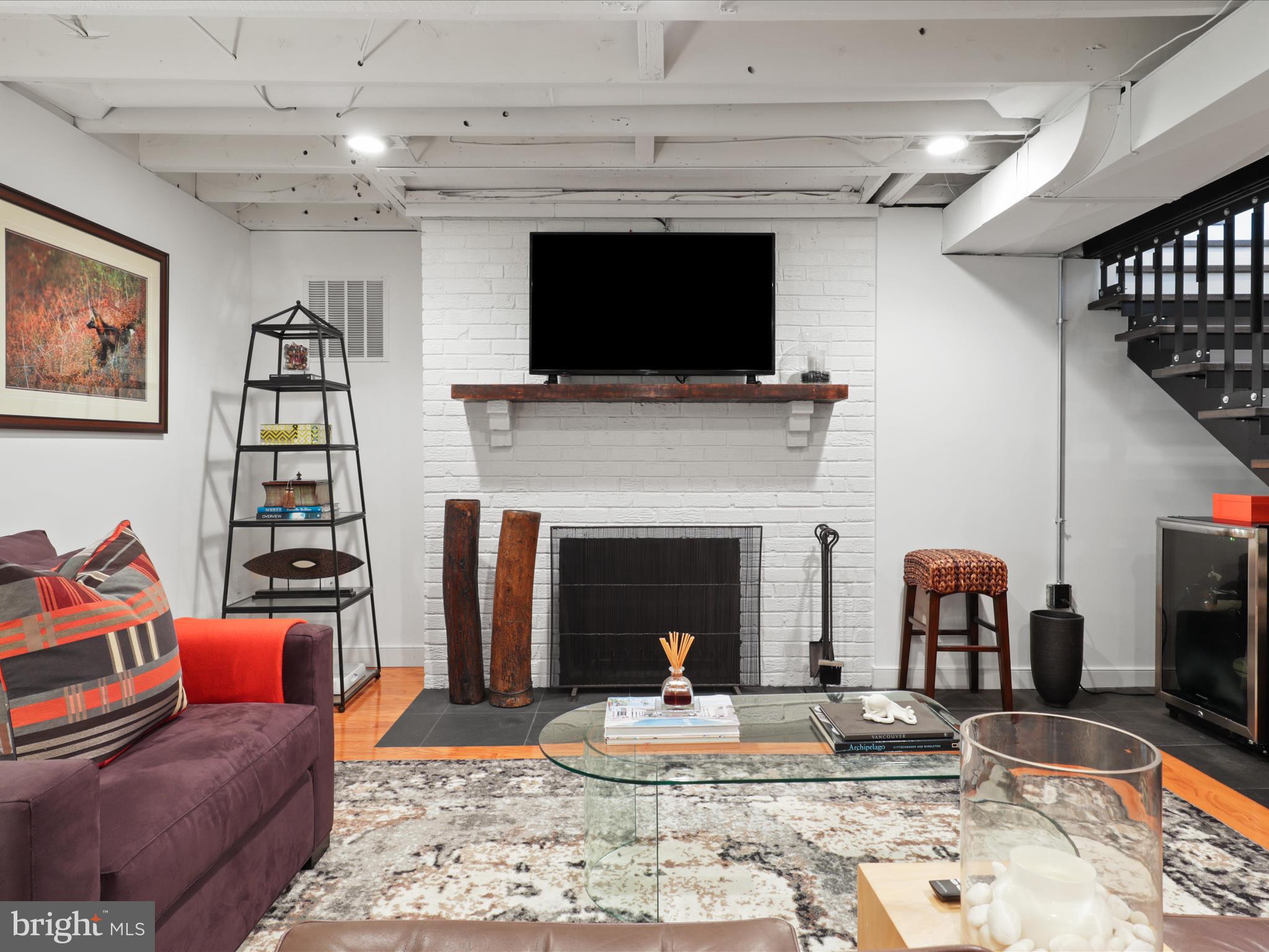 3033 N OAKLAND STREET