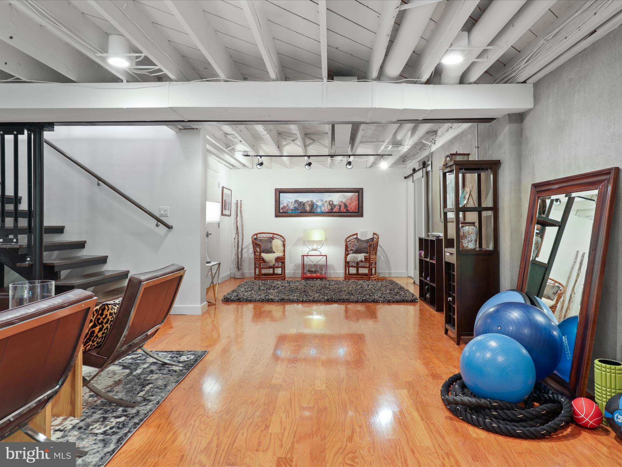 3033 N OAKLAND STREET