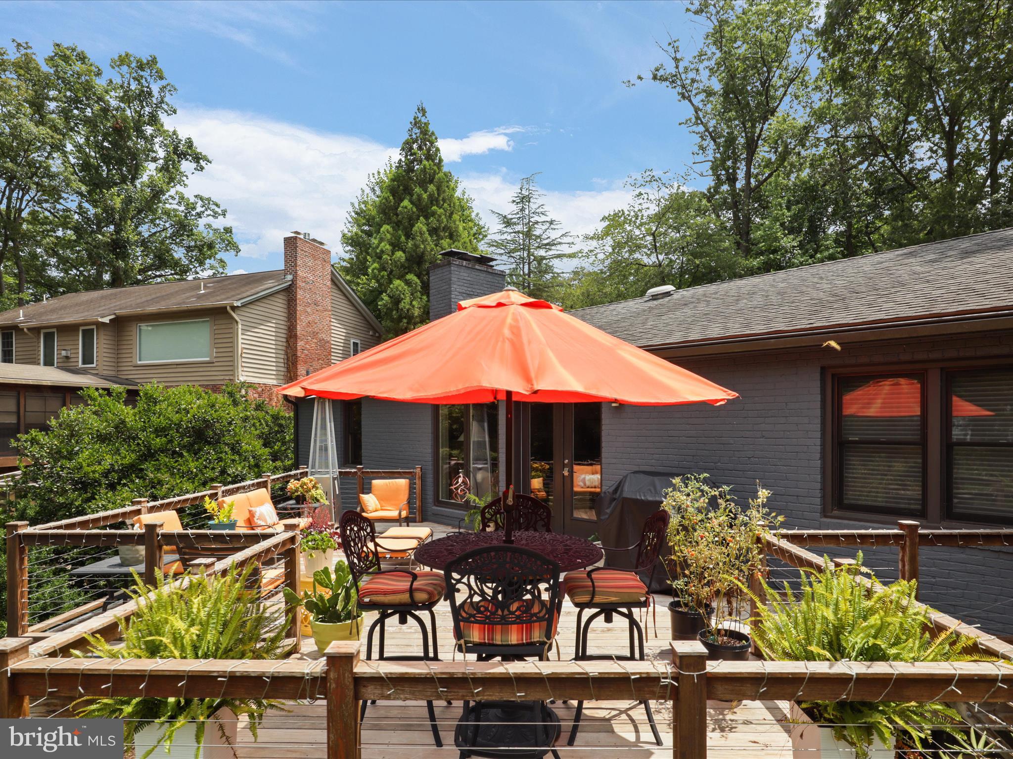 3033 N OAKLAND STREET