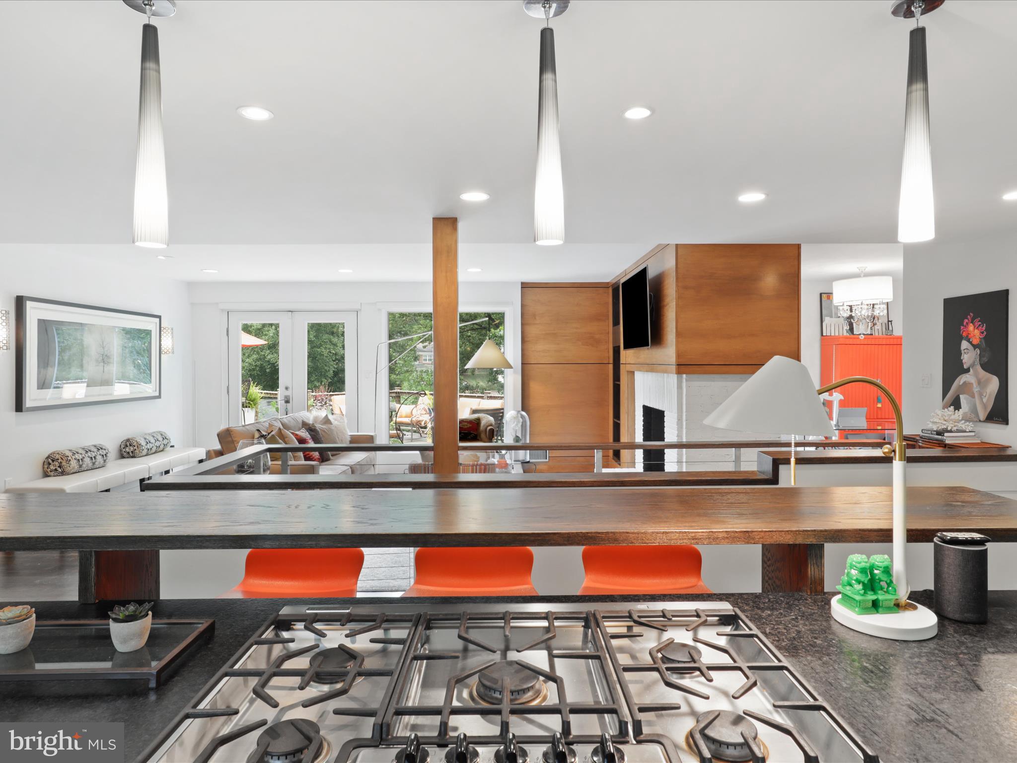 3033 N OAKLAND STREET