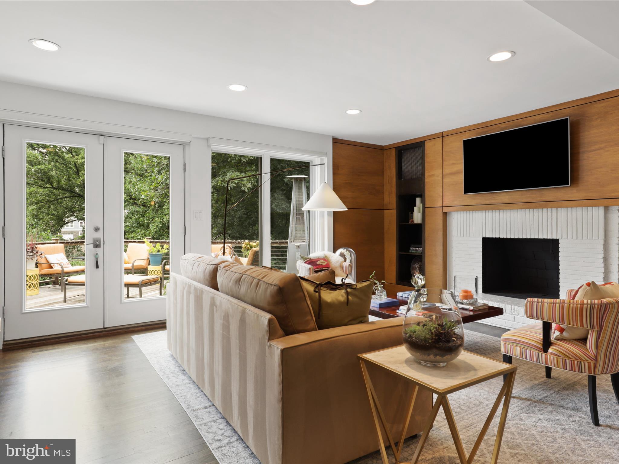 3033 N OAKLAND STREET