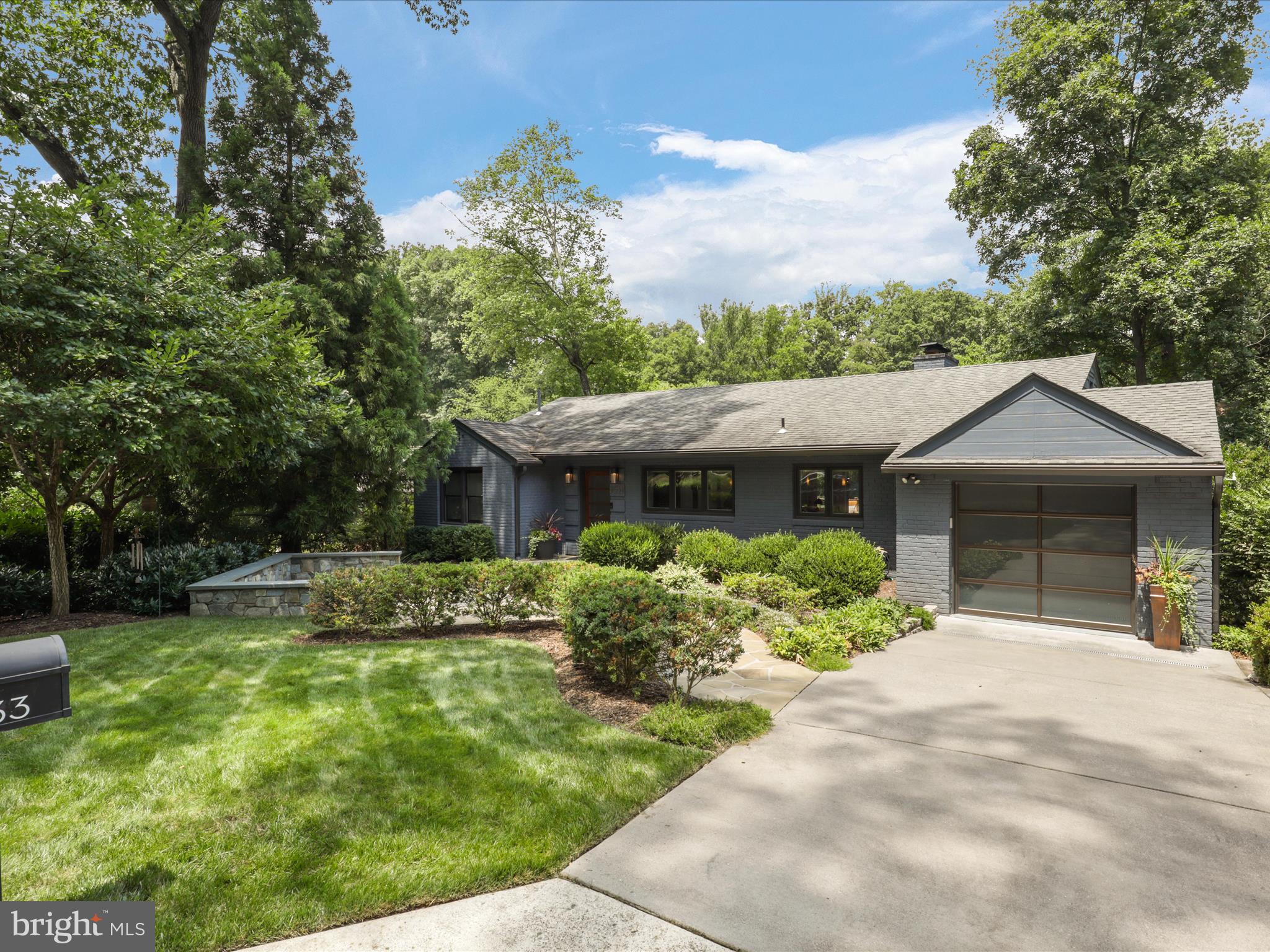 3033 N OAKLAND STREET