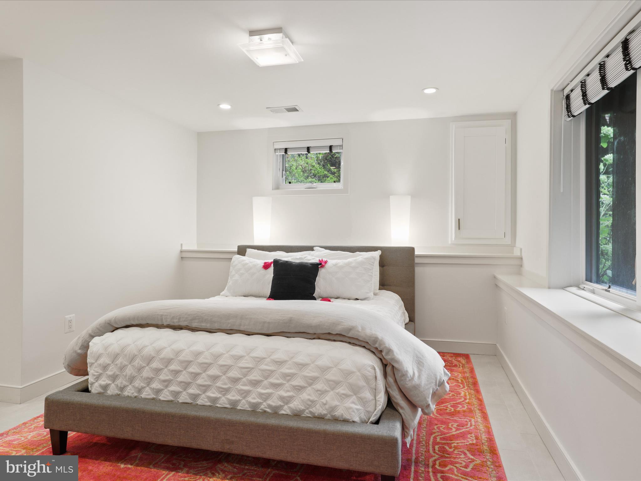 3033 N OAKLAND STREET