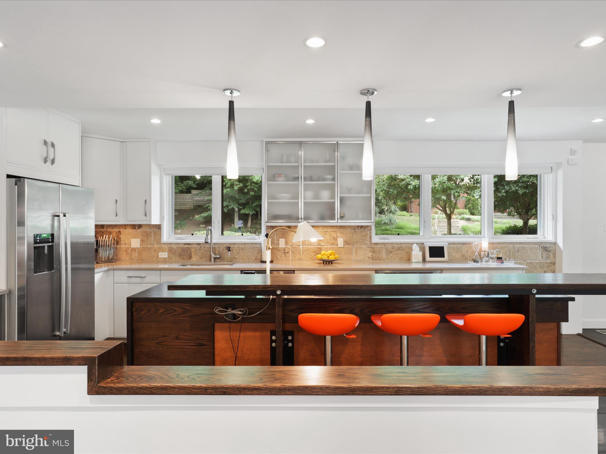 3033 N OAKLAND STREET