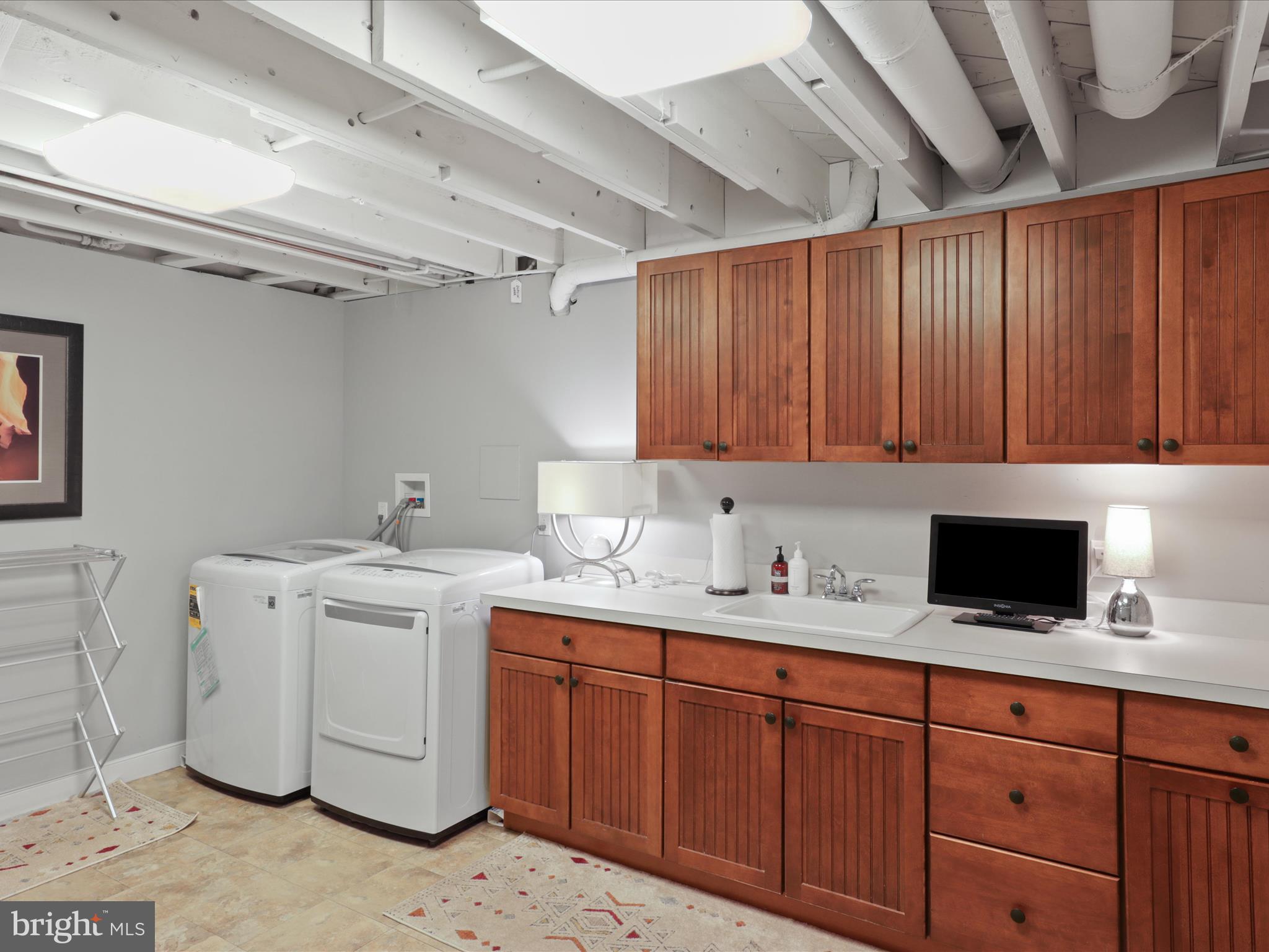 3033 N OAKLAND STREET