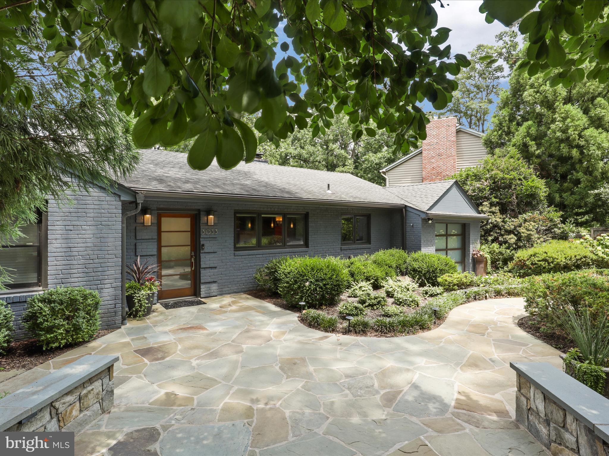 3033 N OAKLAND STREET