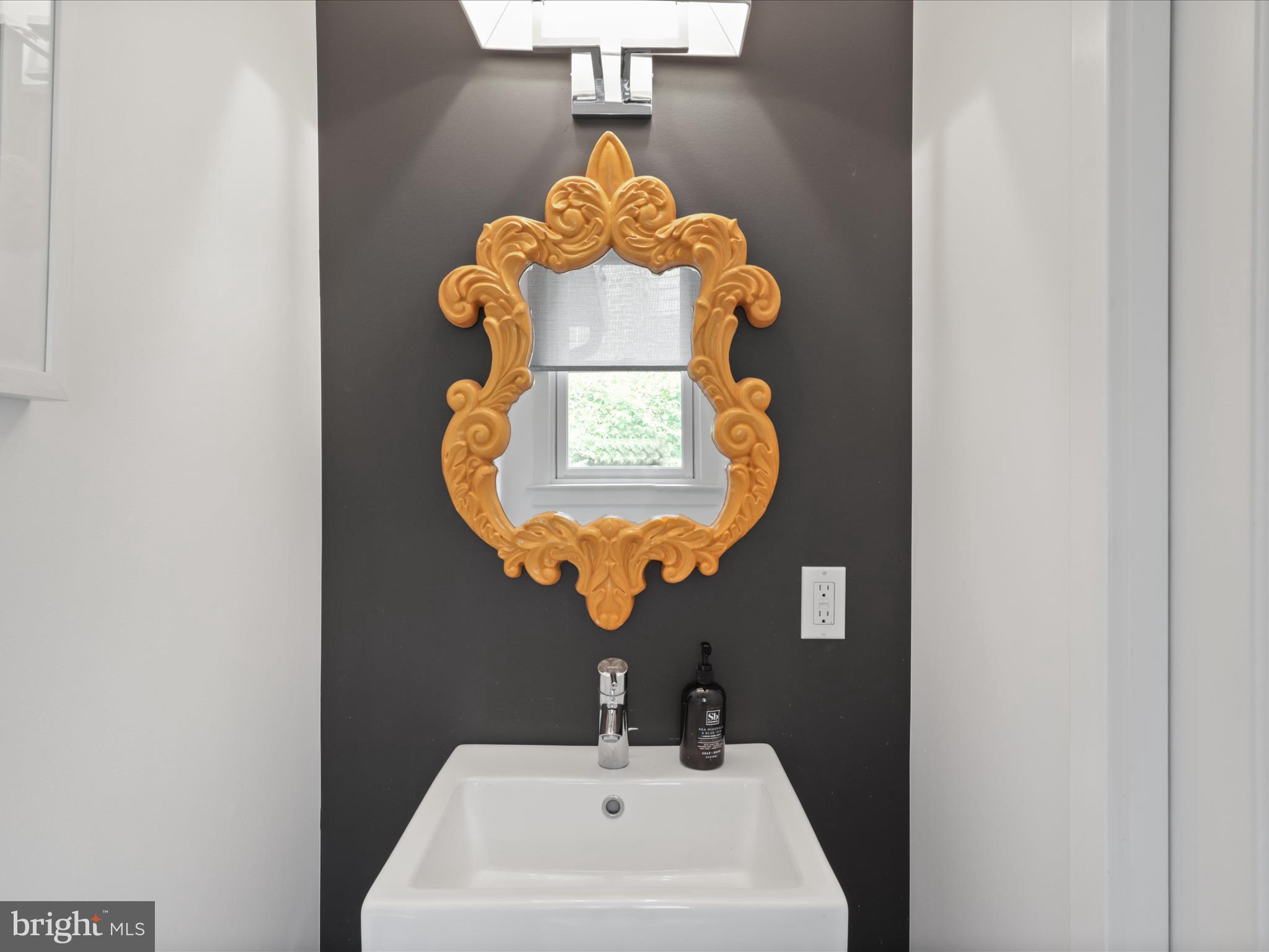 3033 N OAKLAND STREET