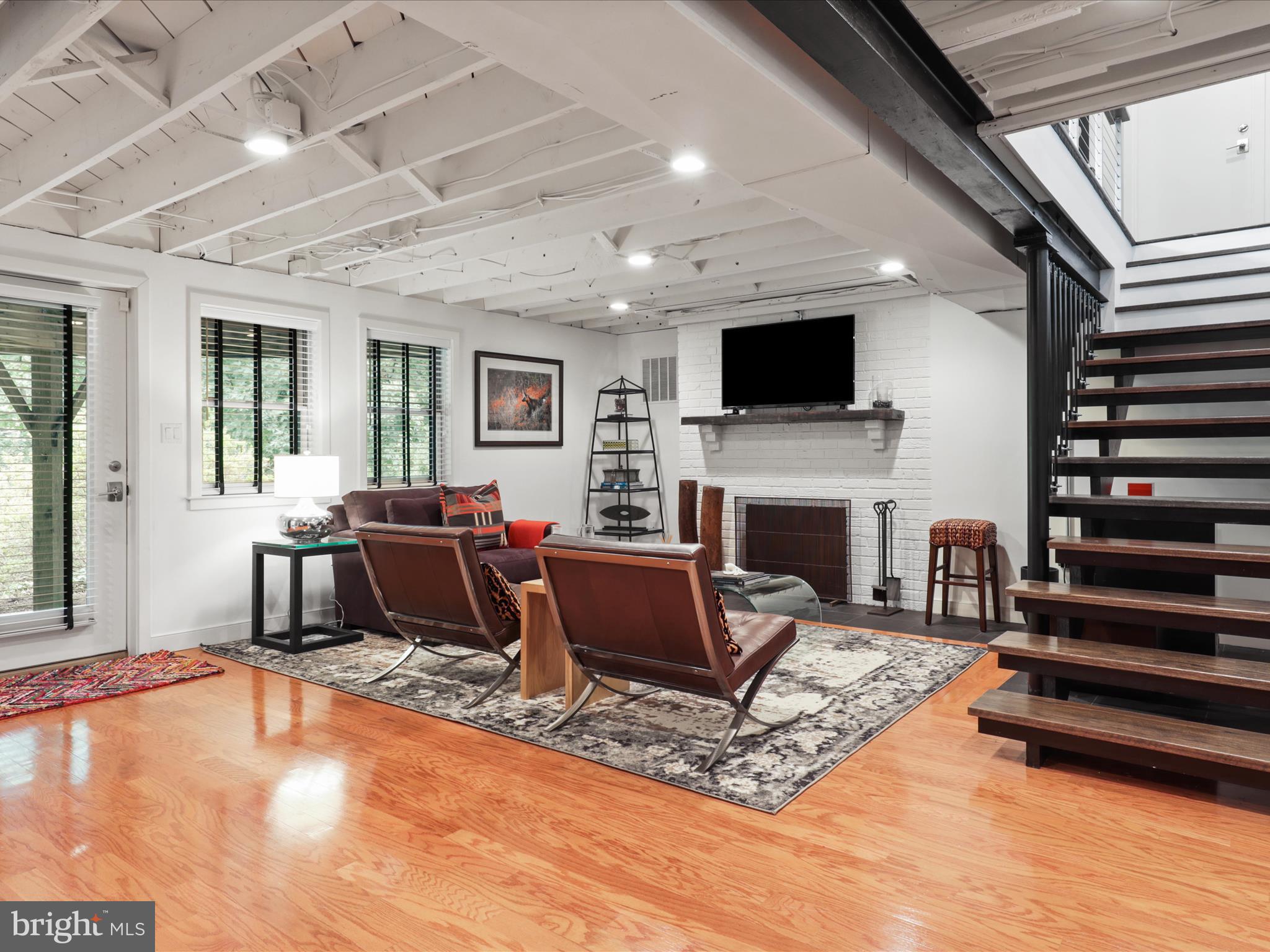 3033 N OAKLAND STREET