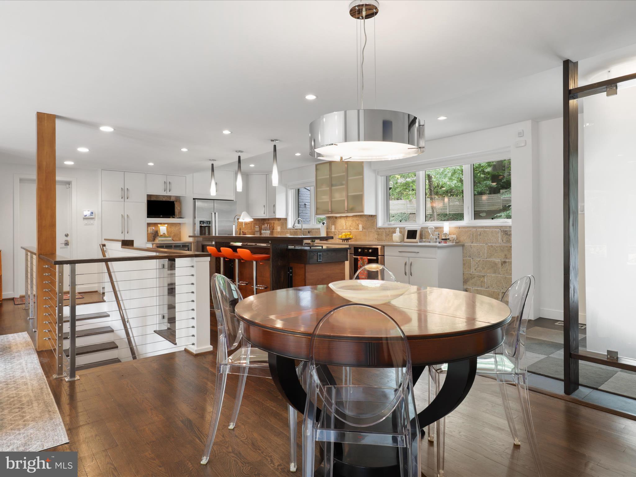 3033 N OAKLAND STREET