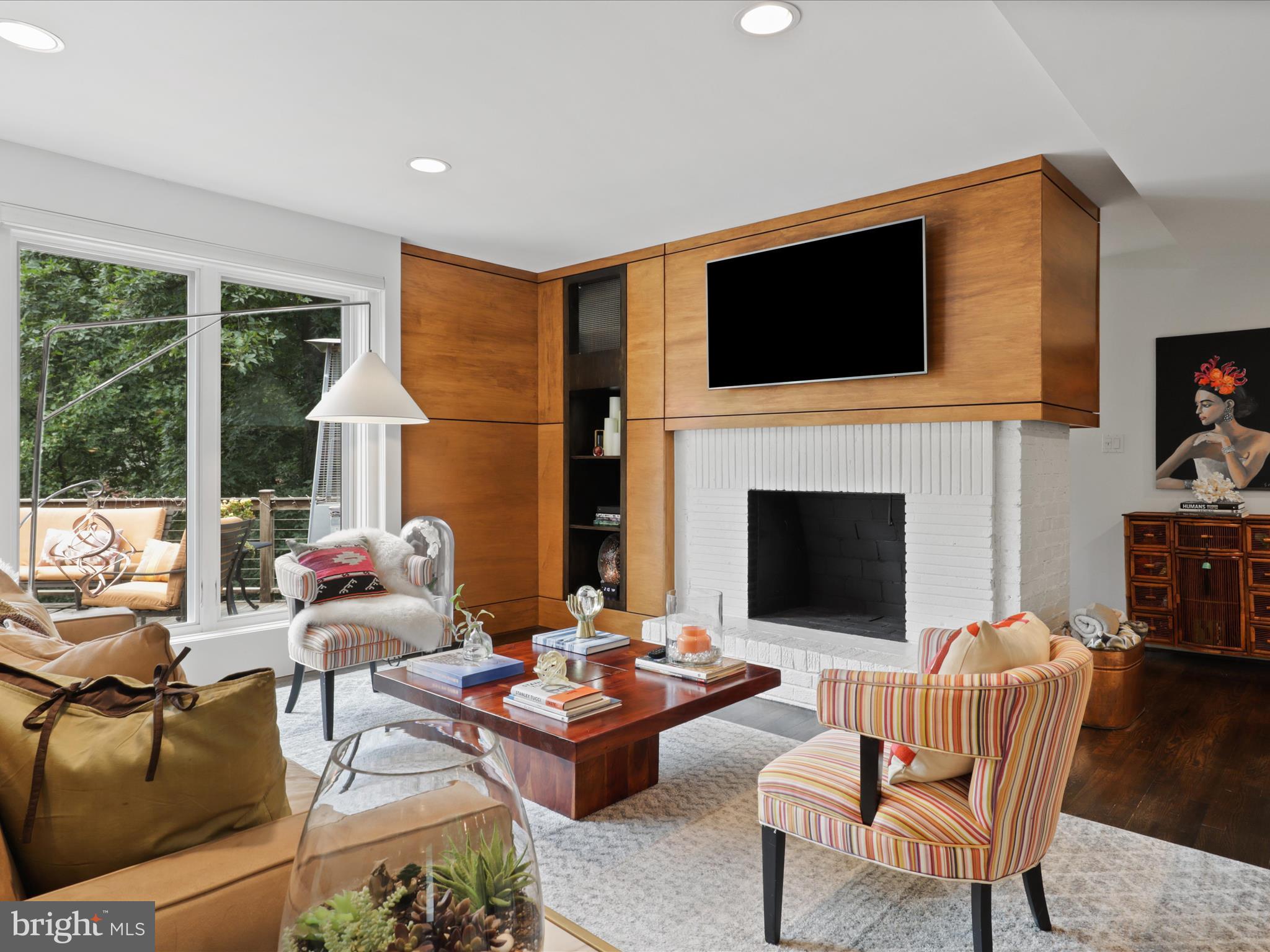 3033 N OAKLAND STREET