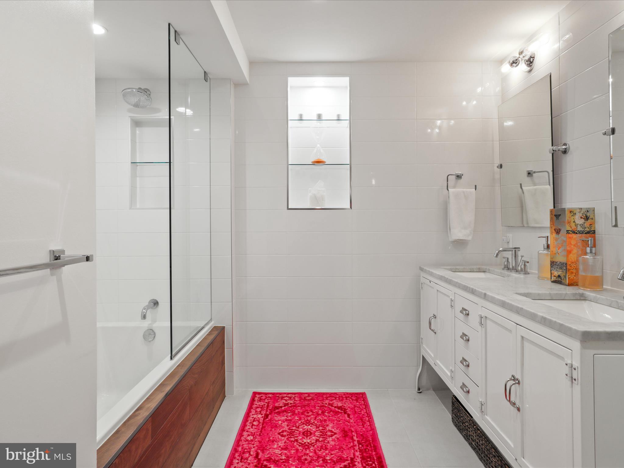 3033 N OAKLAND STREET