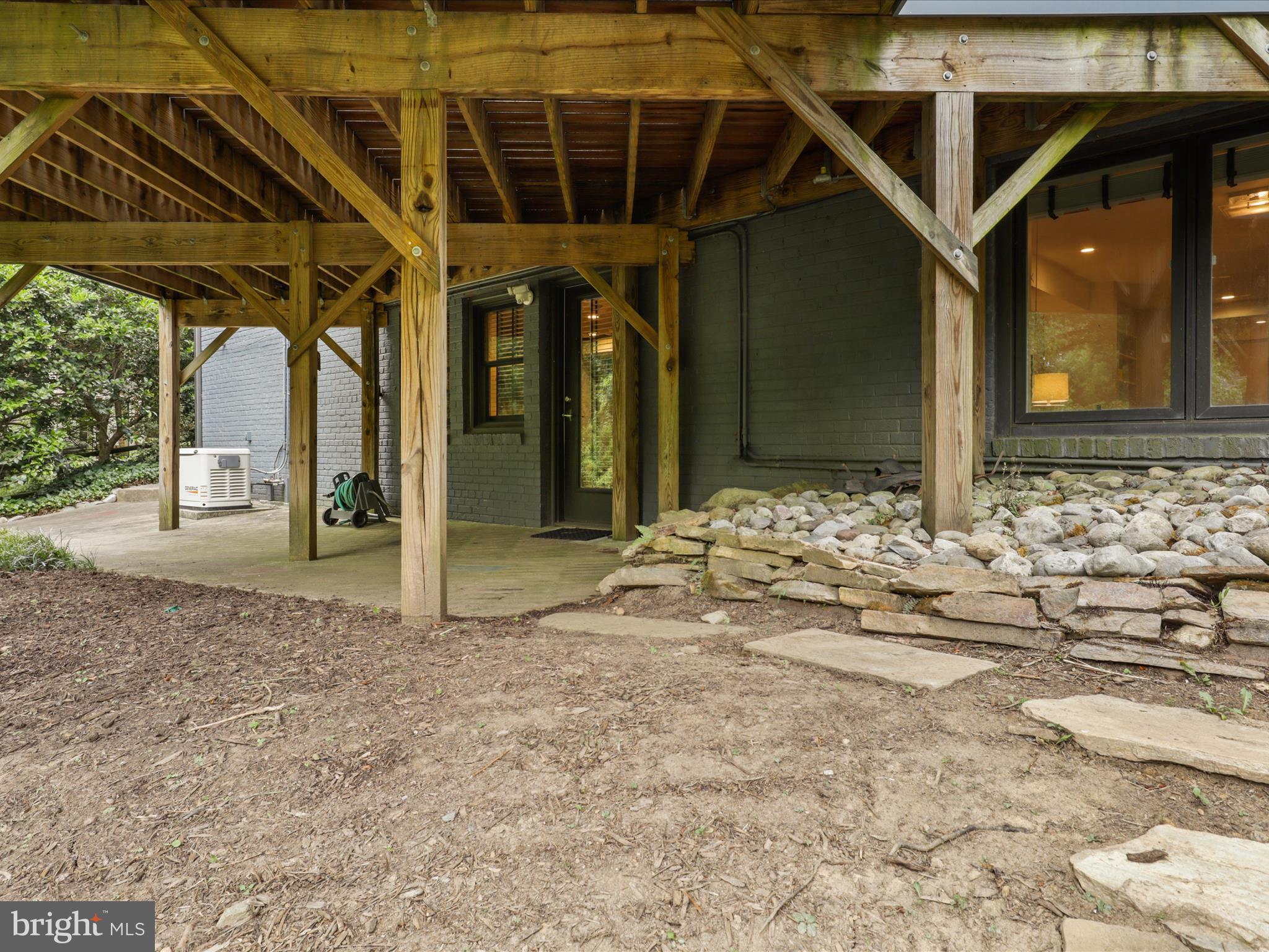 3033 N OAKLAND STREET