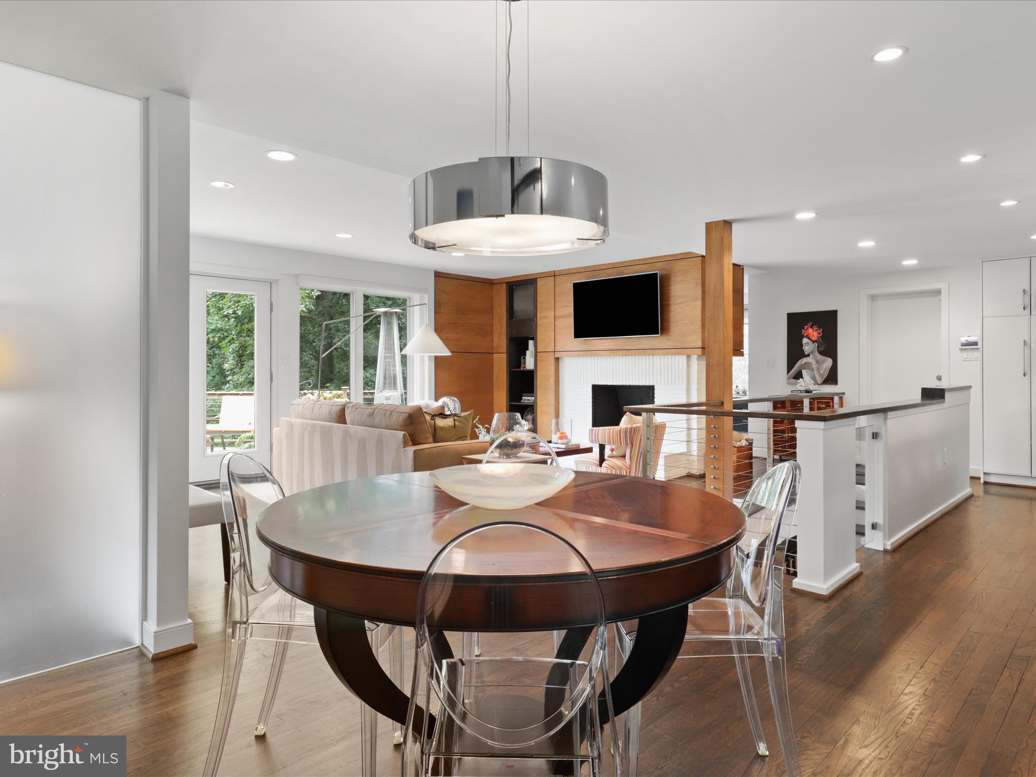 3033 N OAKLAND STREET