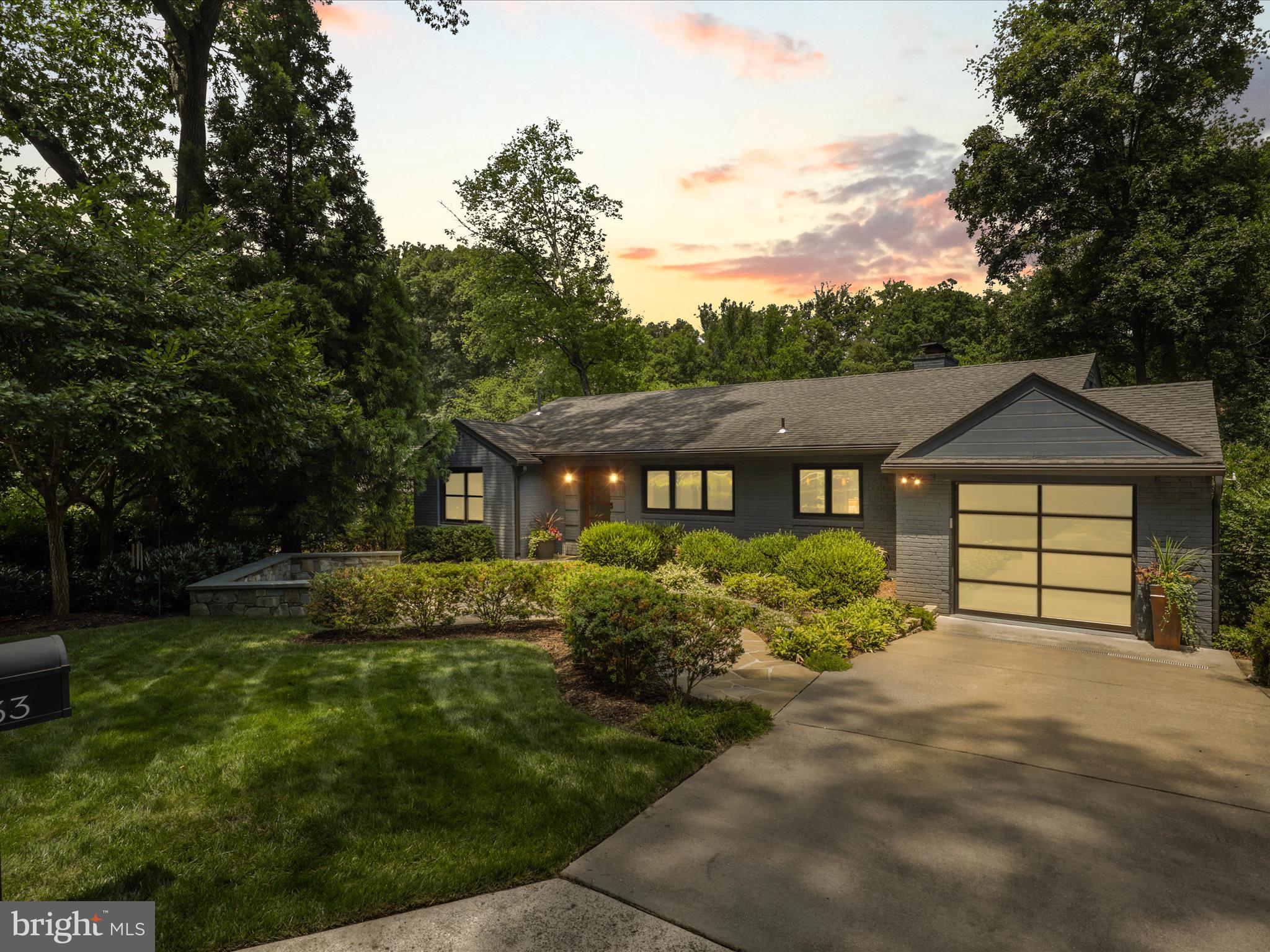 3033 N OAKLAND STREET