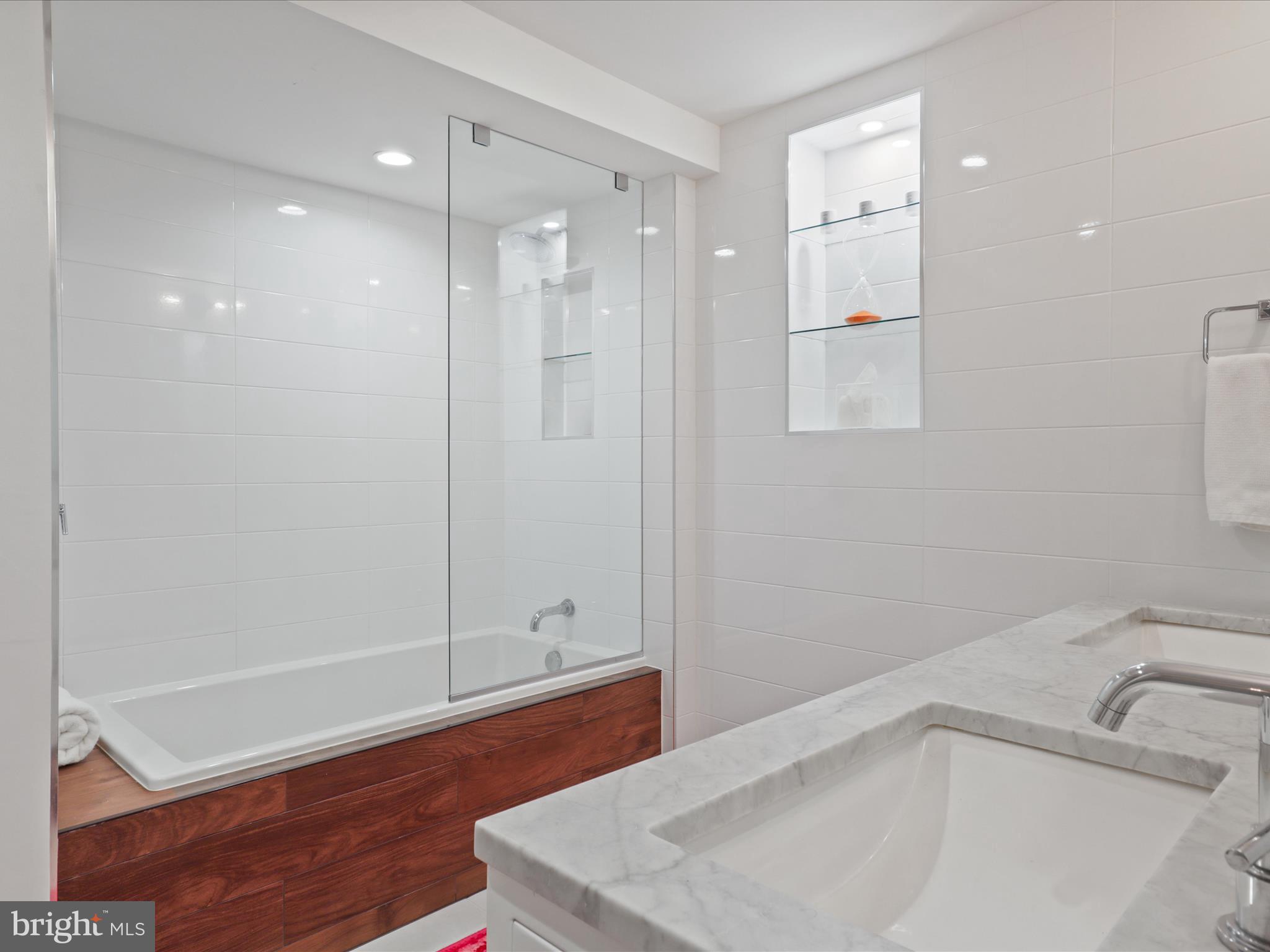 3033 N OAKLAND STREET