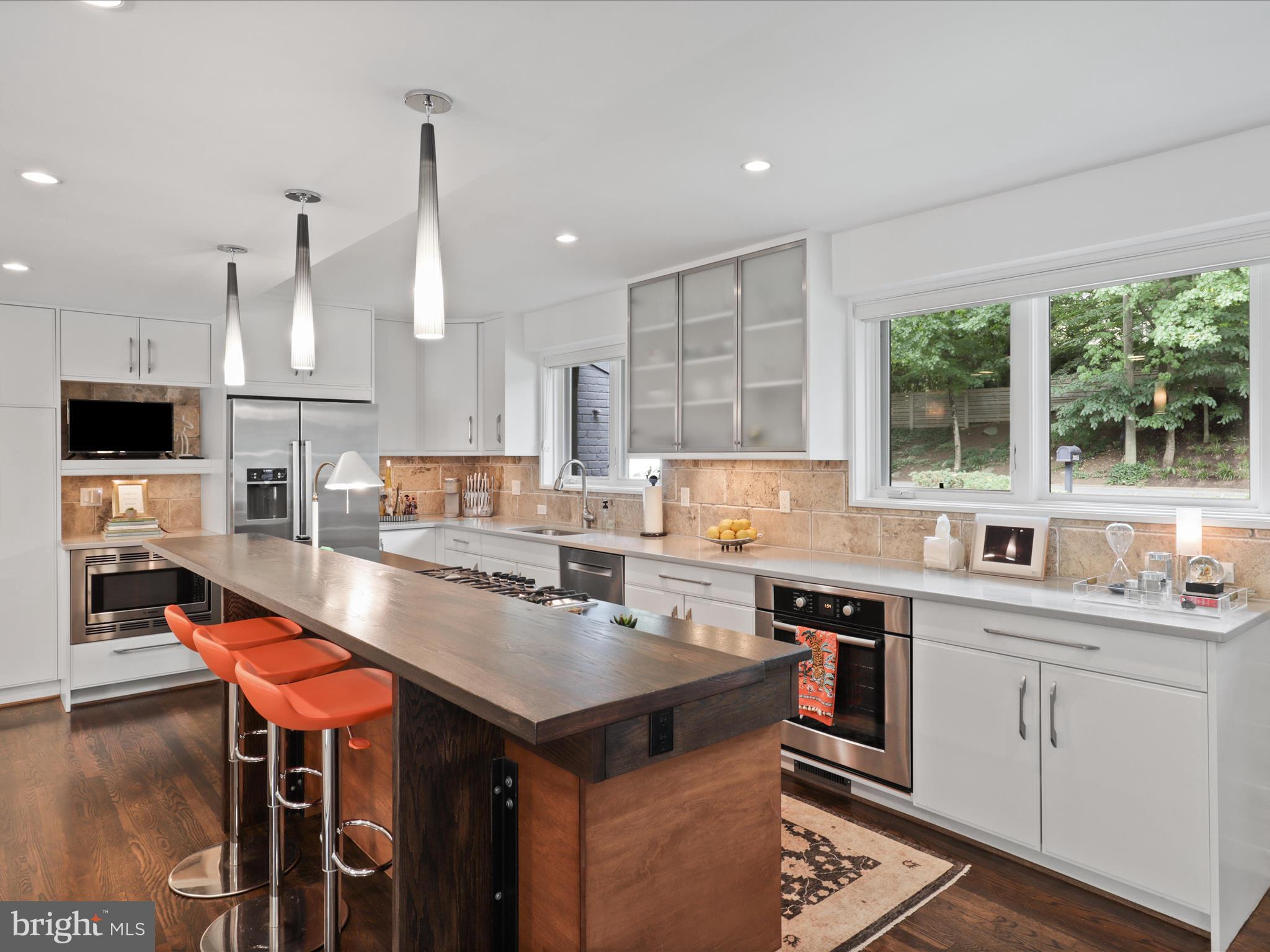 3033 N OAKLAND STREET