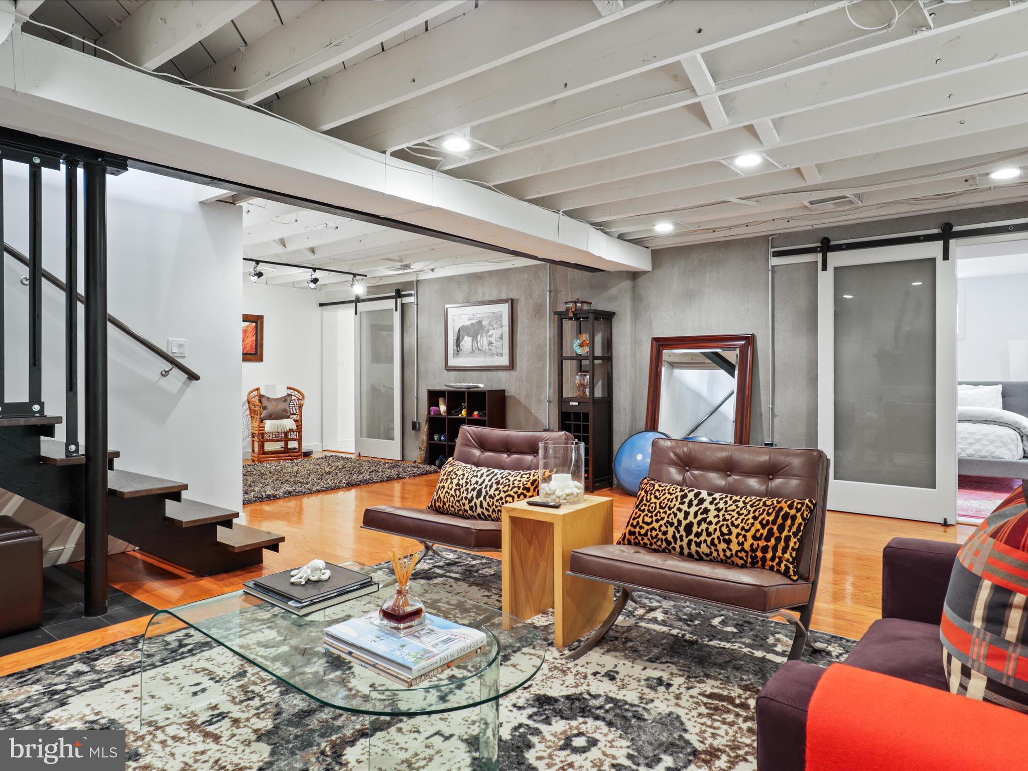 3033 N OAKLAND STREET