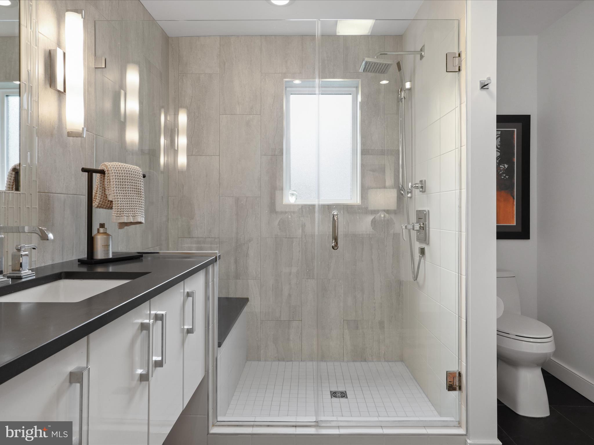 3033 N OAKLAND STREET