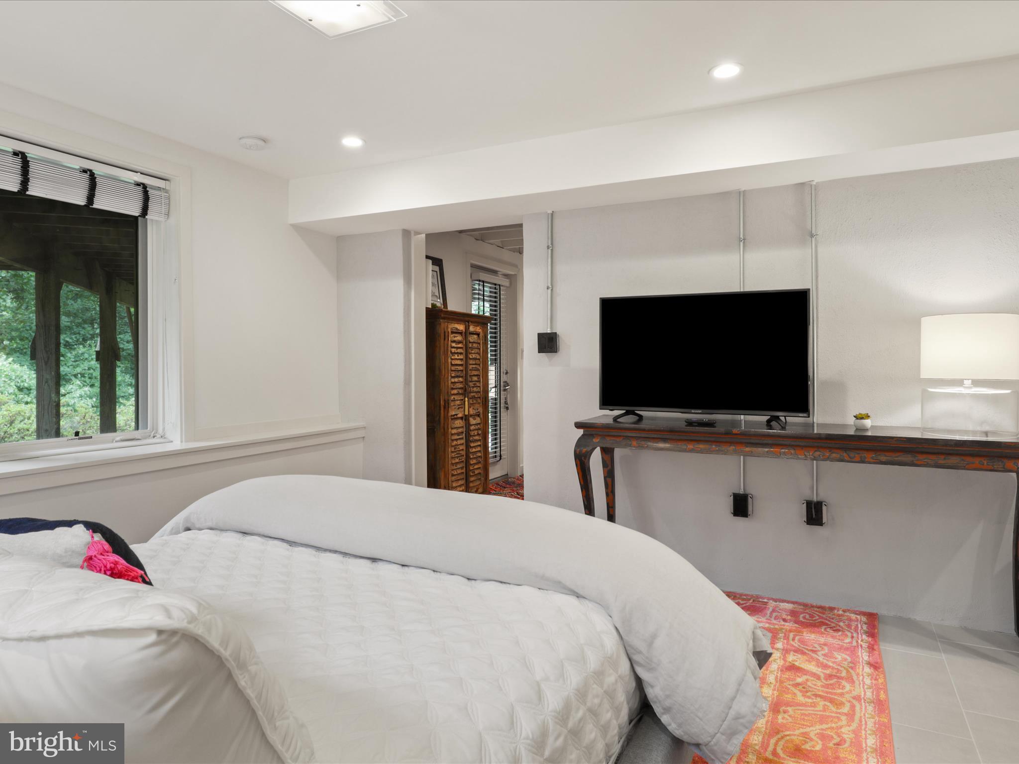 3033 N OAKLAND STREET