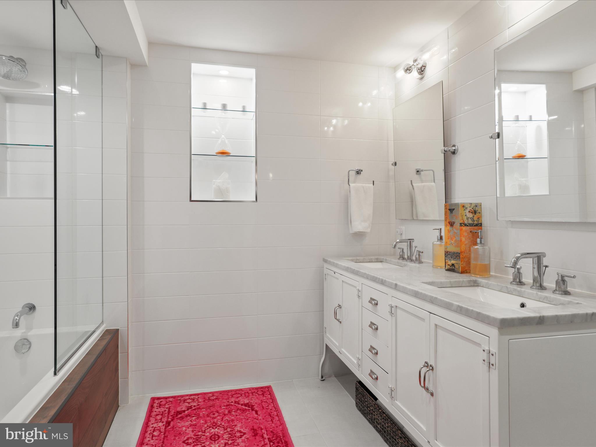 3033 N OAKLAND STREET