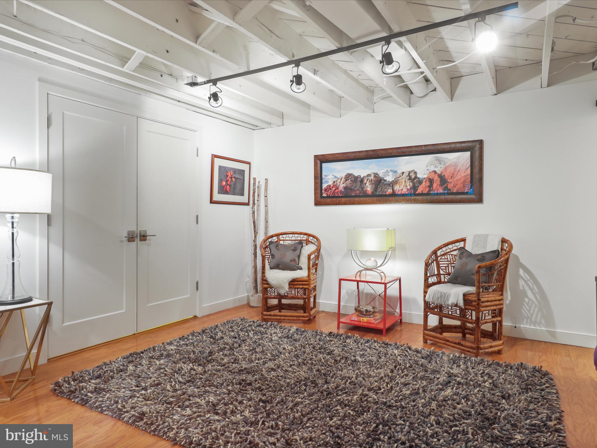 3033 N OAKLAND STREET