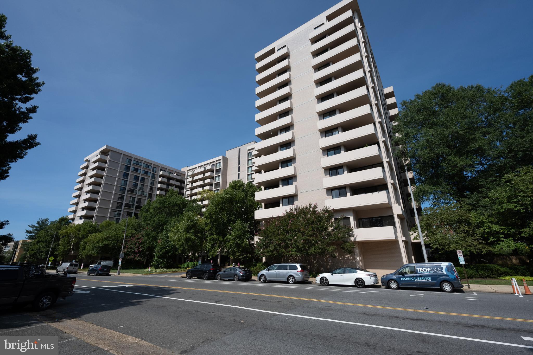 4141 N HENDERSON RD #822