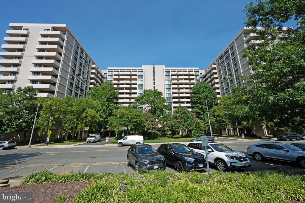 4141 N HENDERSON RD #822